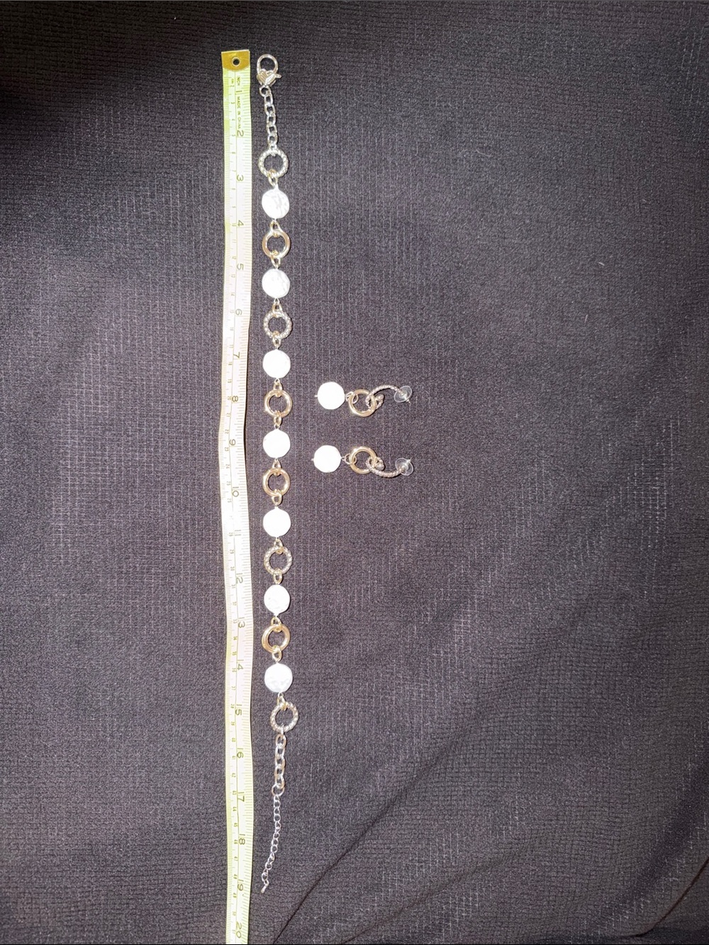 Mixed metal freshwater pearl necklace and earrings. - Picture 7 of 9